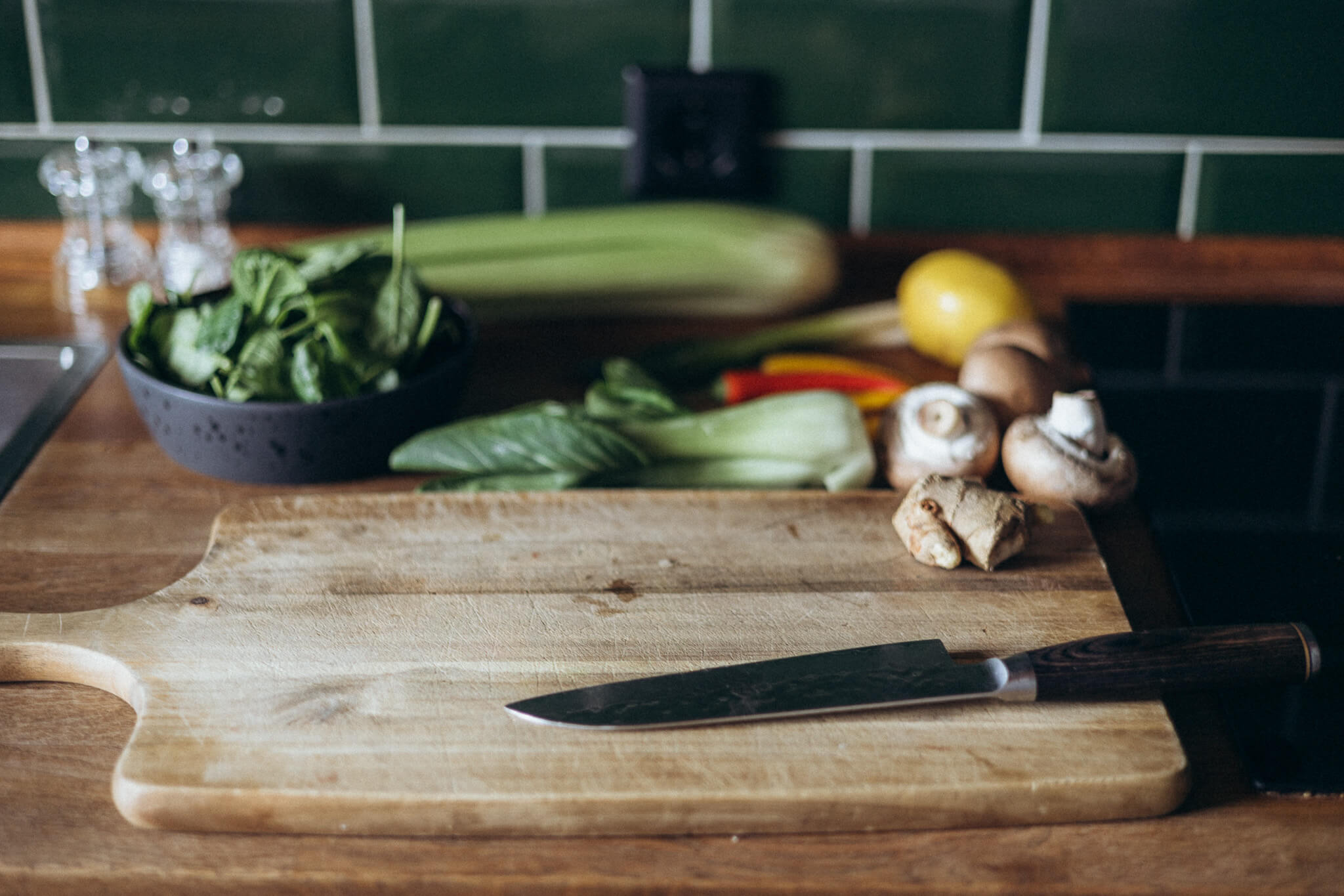 Leistung_Ernährungsberatung_Schneidebrett-auf-Arbeitsplatte