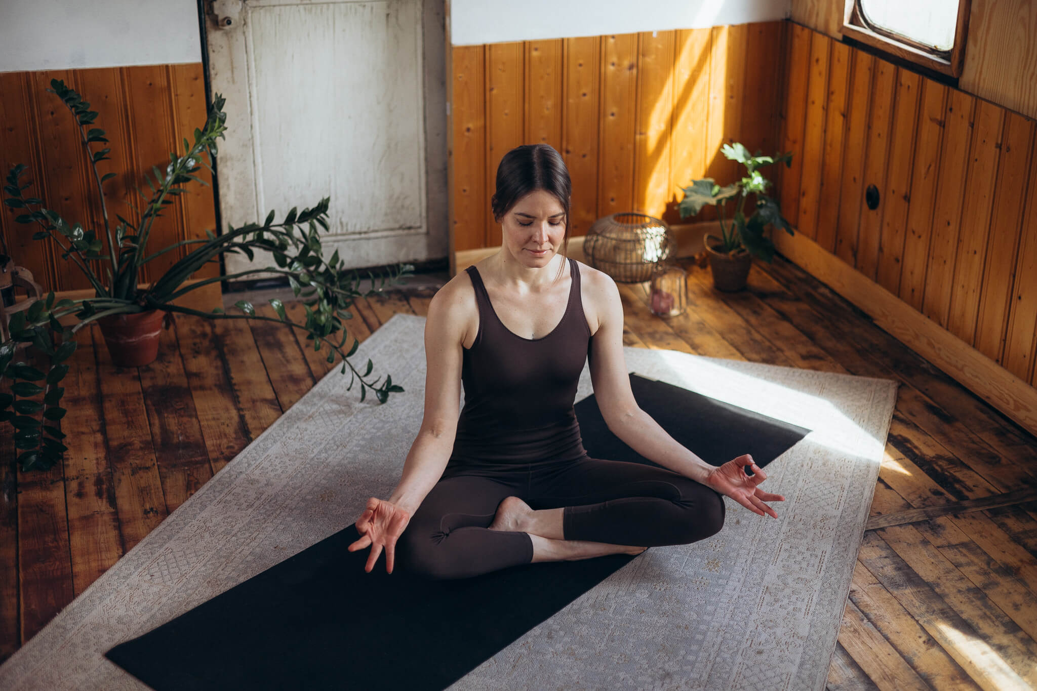 Seite_Leistungsangebot-Yoga_Pose-sitzend-quer